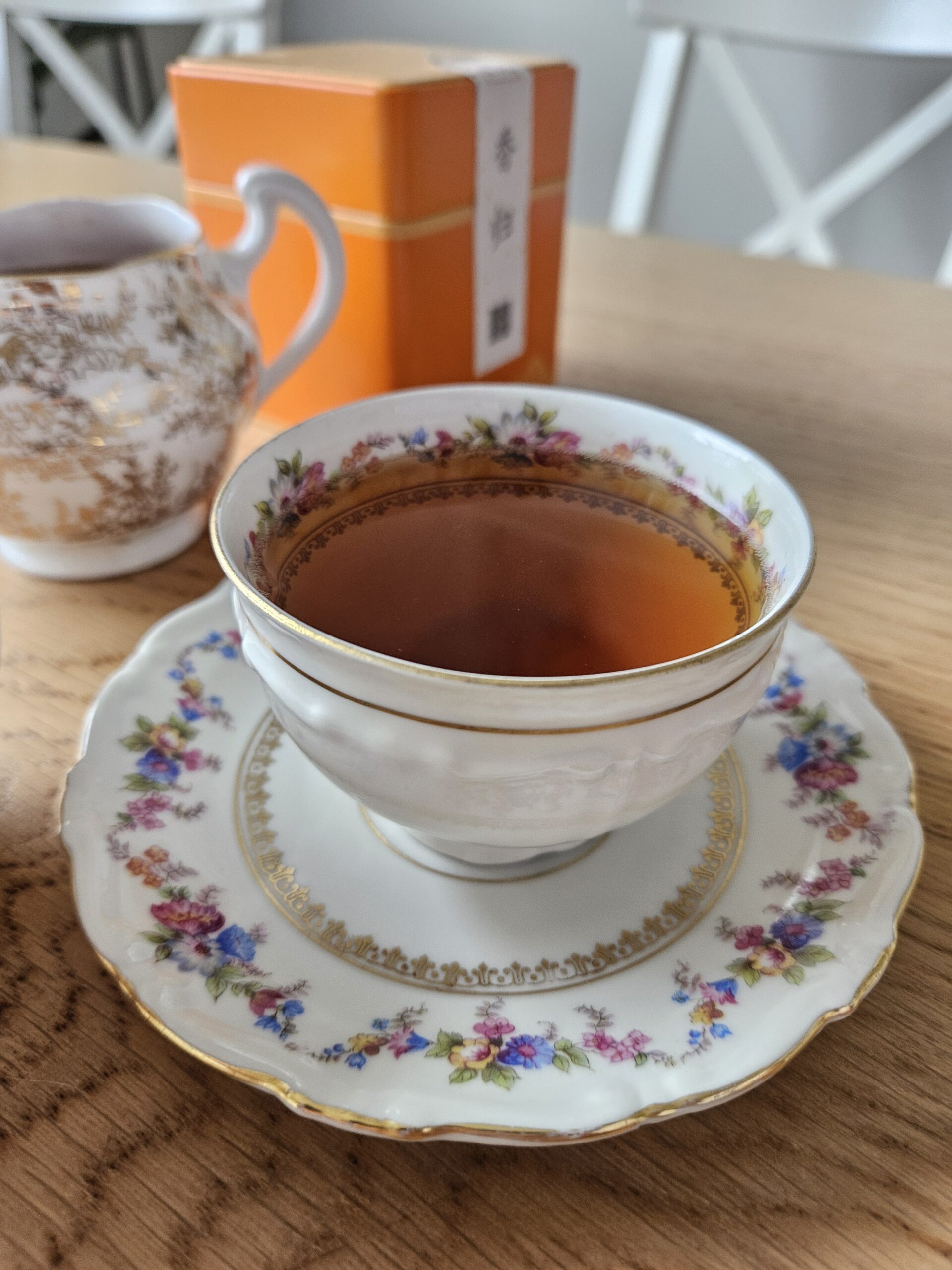 En morgon med svart te. Då träffar vi Xiang Gui (香归).